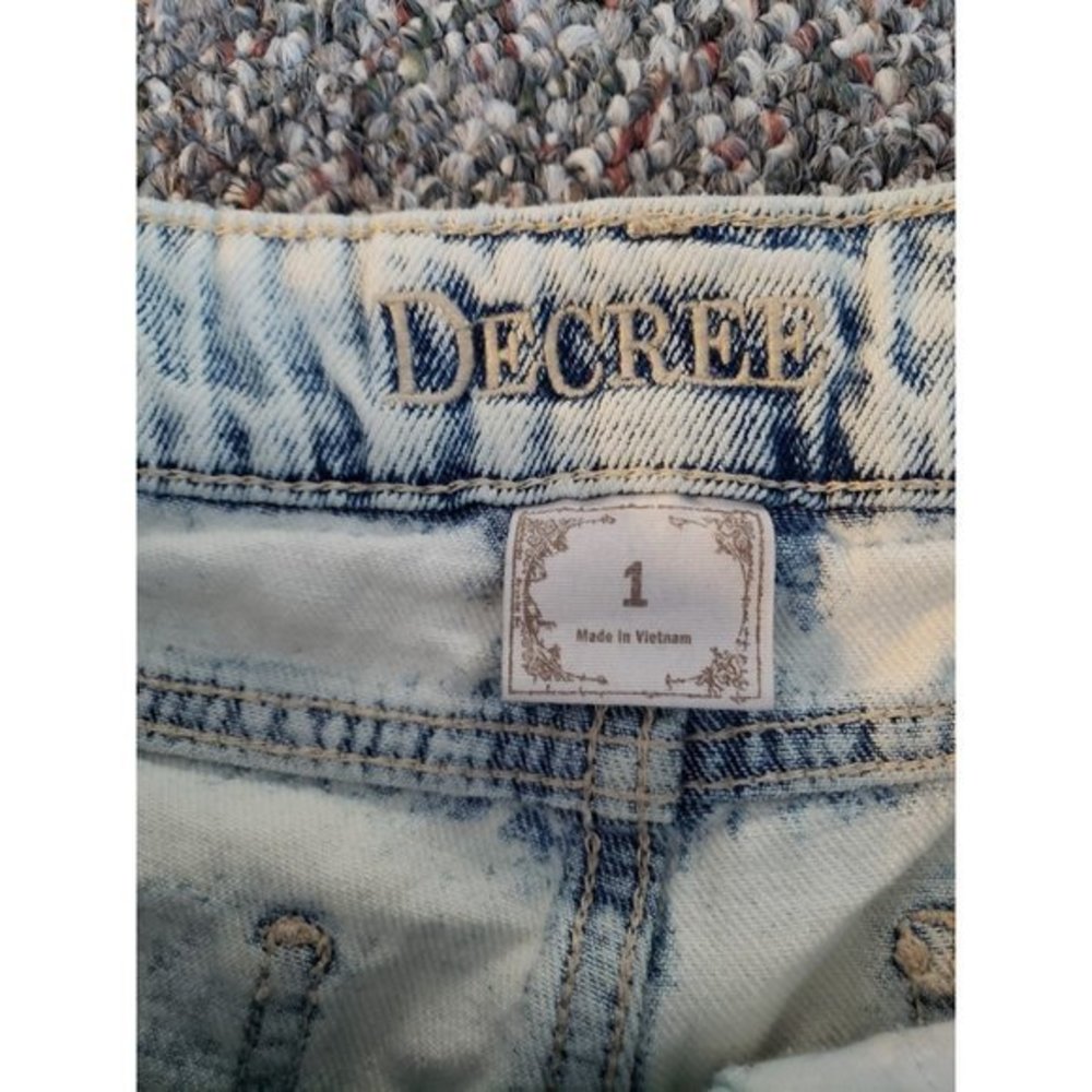 Acid Wash Studded‎ Short Shorts - Picture 3 of 3